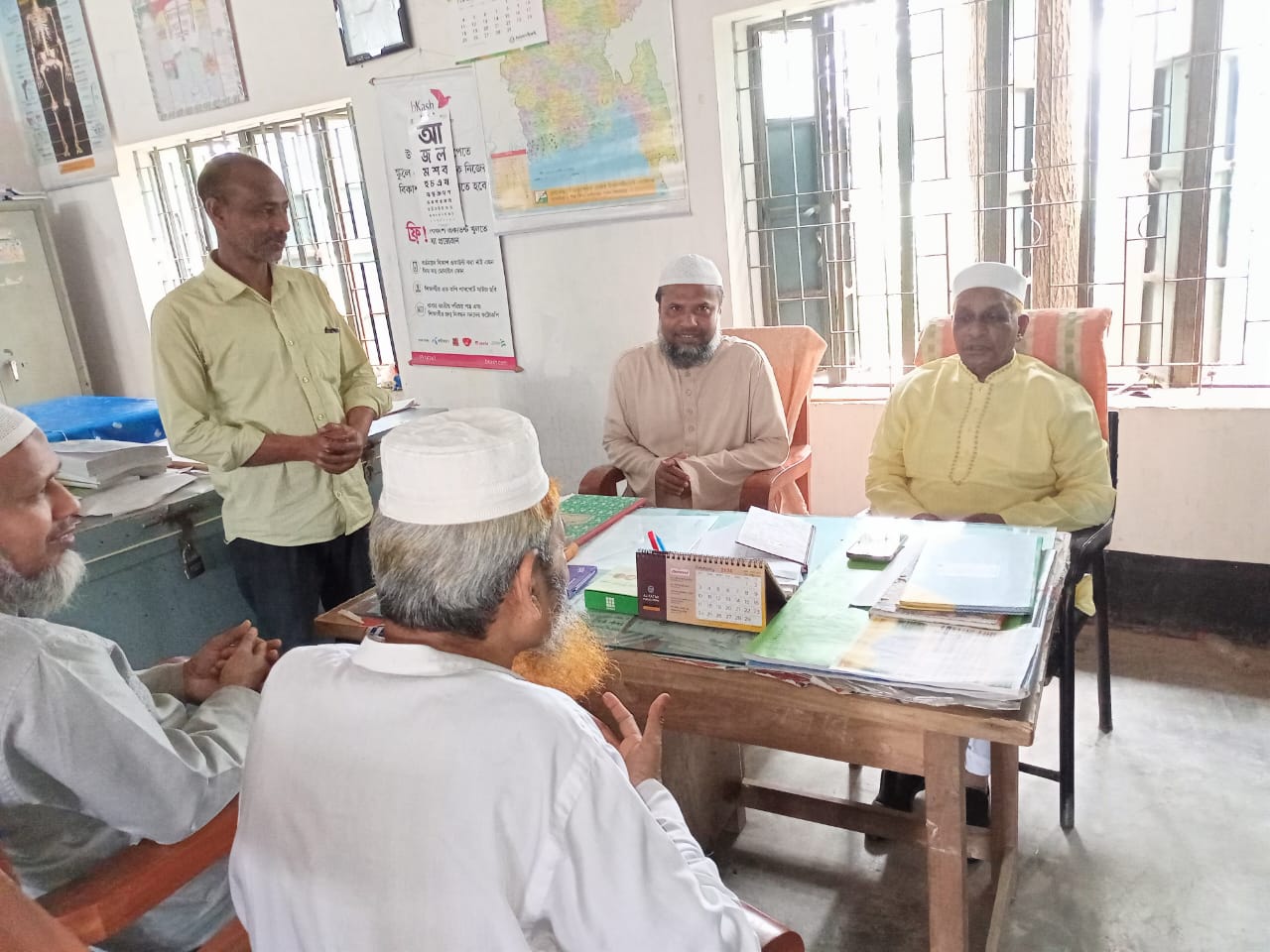 শিক্ষকদের সাথে সৌজন্য সাক্ষাৎ করেন বোয়ালমারী উপজেলা চেয়ারম্যান জনাব, মোশাররফ হোসেন মুশা মিয়া